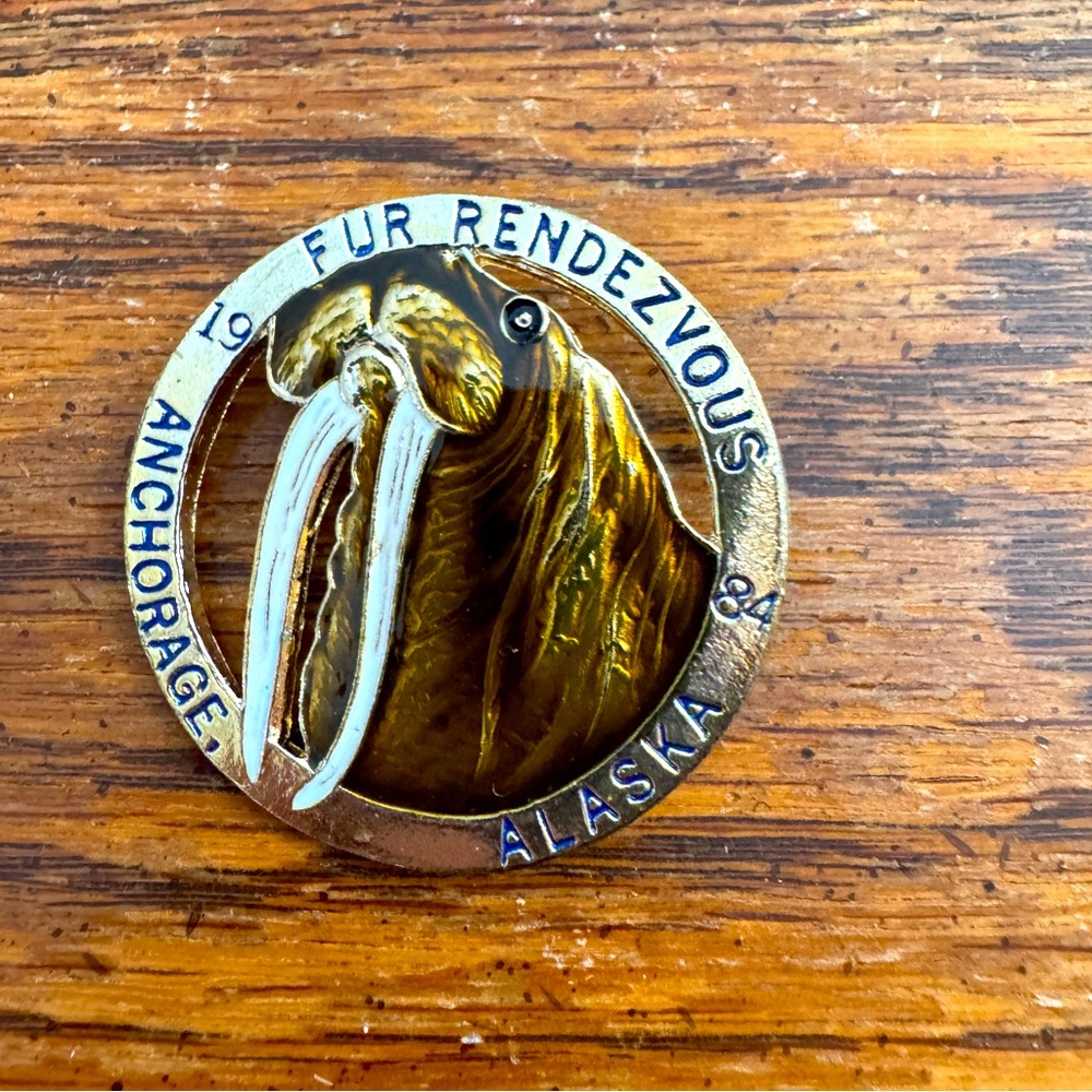 Gold and Brown Alaska Fur Rendezvous 1984 pin.